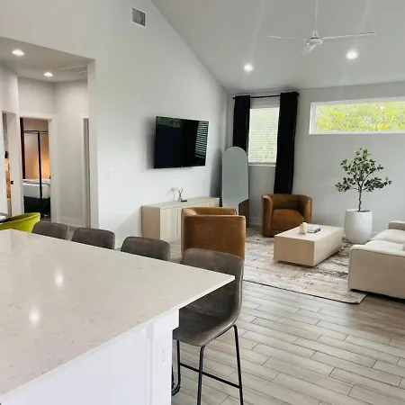 Luxurious Hidden Gem - Downtown Access - Balcony Villa